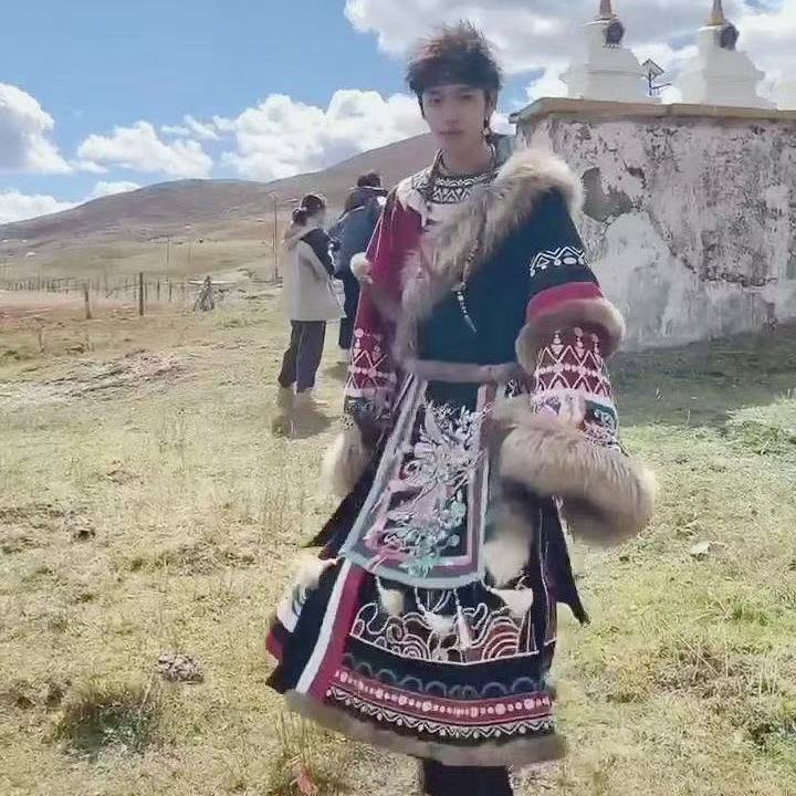 Classic Embroidered Tibetan Ro - đánh giá và giá Photography Of A Man